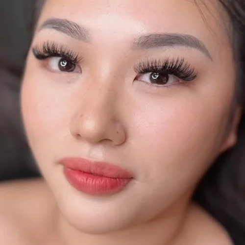 Dramatic Kim K eyelash extension style